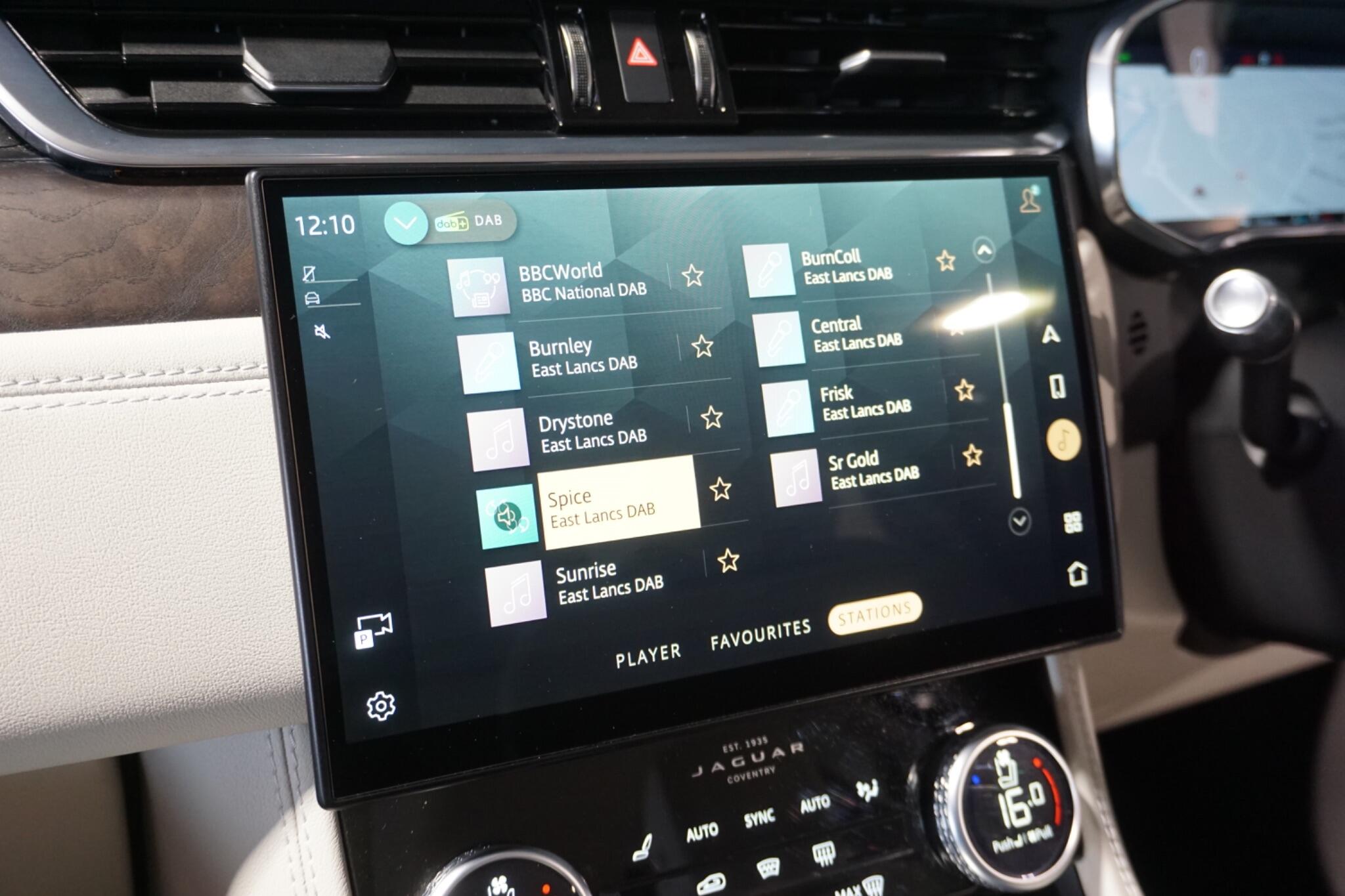 Jaguar F-PACE 3.0 D300 MHEV R-Dynamic SE SUV 5dr Diesel Auto AWD Euro 6 (s/s) (300 ps)